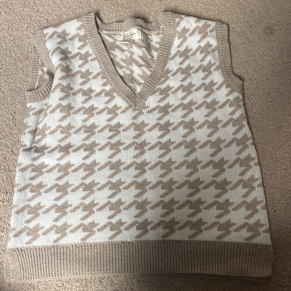 Jessica Simpson tan and white sweater vest 🤎🤍🐏